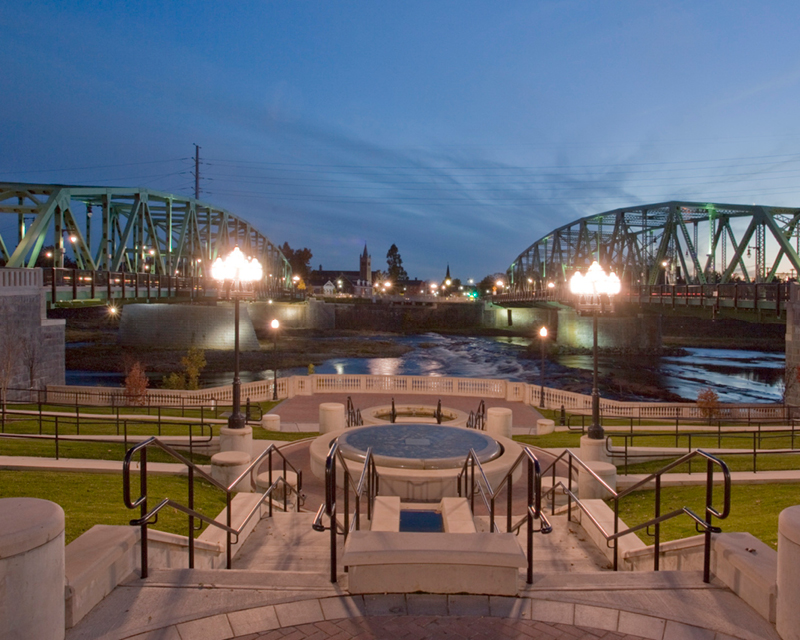 View of the Great River Bridge from the pedestrian plaza