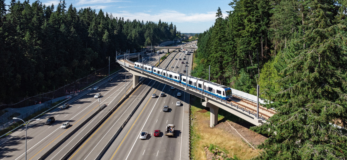 A four-car light rail vehicle (LRV) crosses over I-5 on the 1 Line Link Extension to Lynnwood.