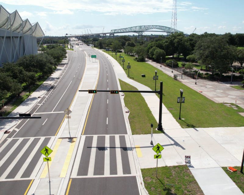 Intersection and crosswalk along the Hart Expressway in Jacksonville.